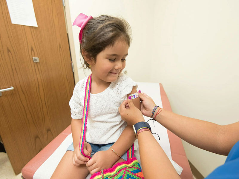Kind met klachten na vaccinatie